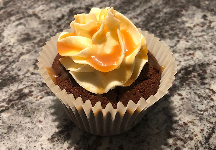 Single iced cupcakes with caramel sauce